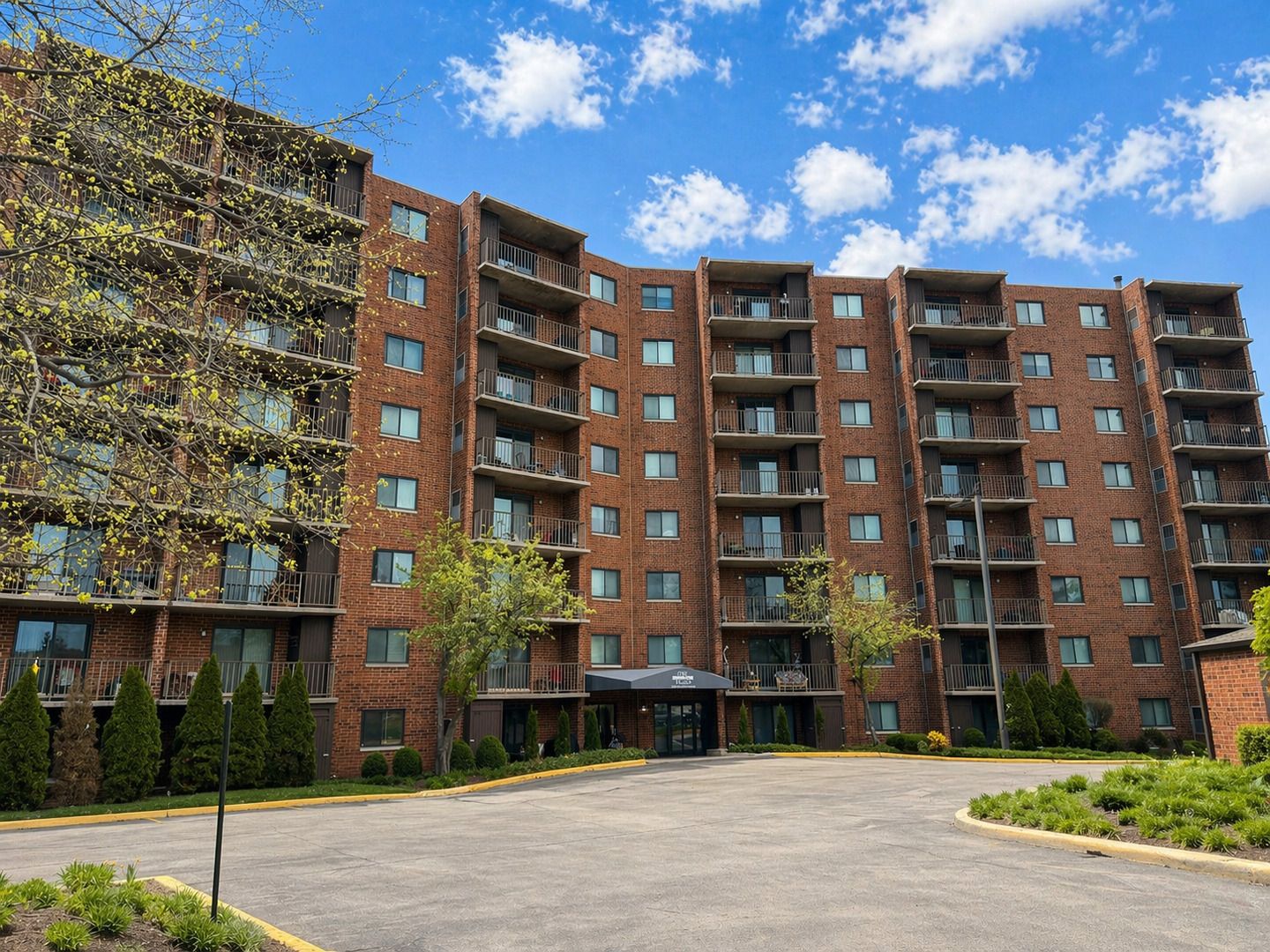 1 Bloomingdale Place #200 — Bloomingdale, IL 60108