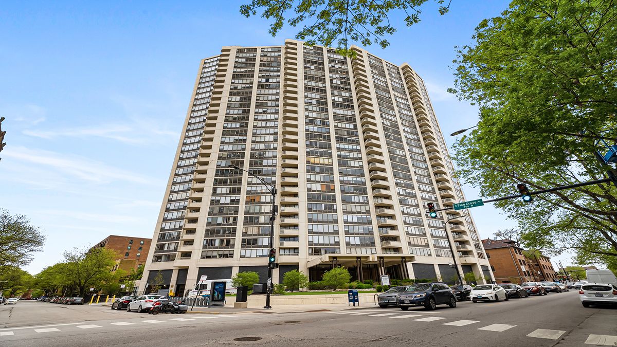 3930 Pine Grove Avenue, Chicago, IL 60613