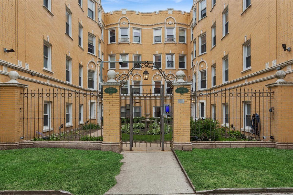 7409 Hoyne Avenue, Chicago, IL 60645