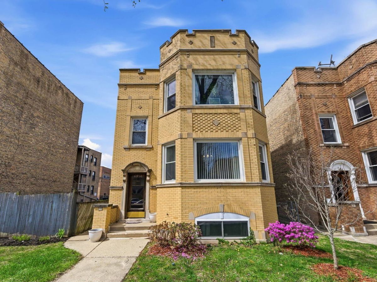 6710 Artesian Avenue, Chicago, IL 60645