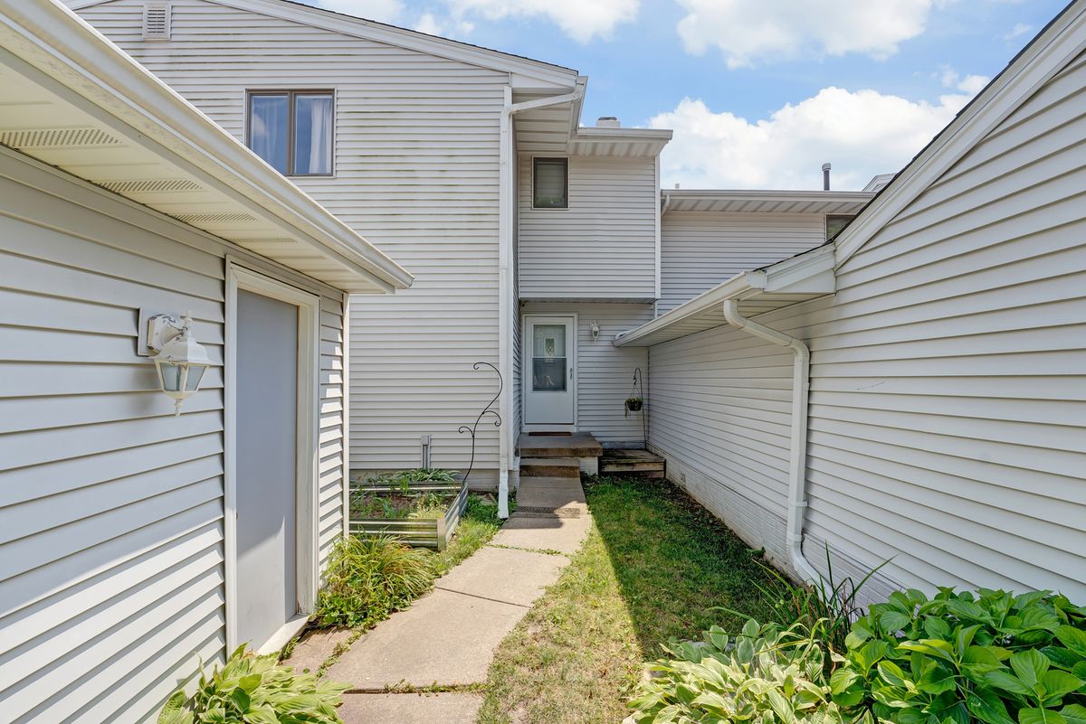 3450 Cedarview Court, Bettendorf, IA 52722