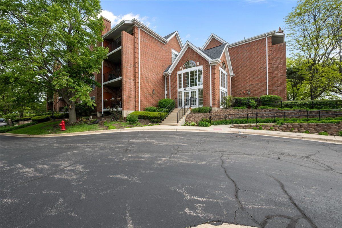 29 Hunt Club Drive, St. Charles, IL 60174