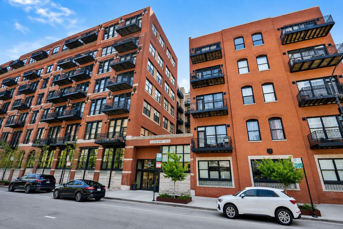 226 Clinton Street, Chicago, IL 60661