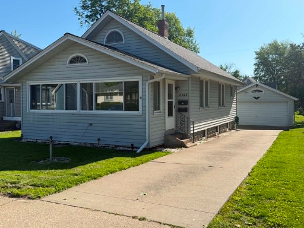 2345 Dunham Street, Clinton, IA 52732