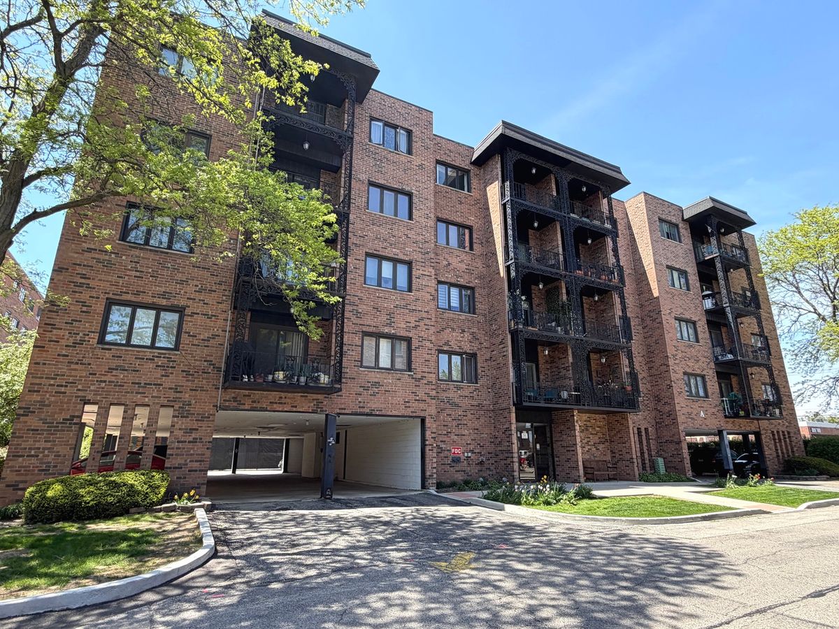 9375 Landings Lane, Des Plaines, IL 60016