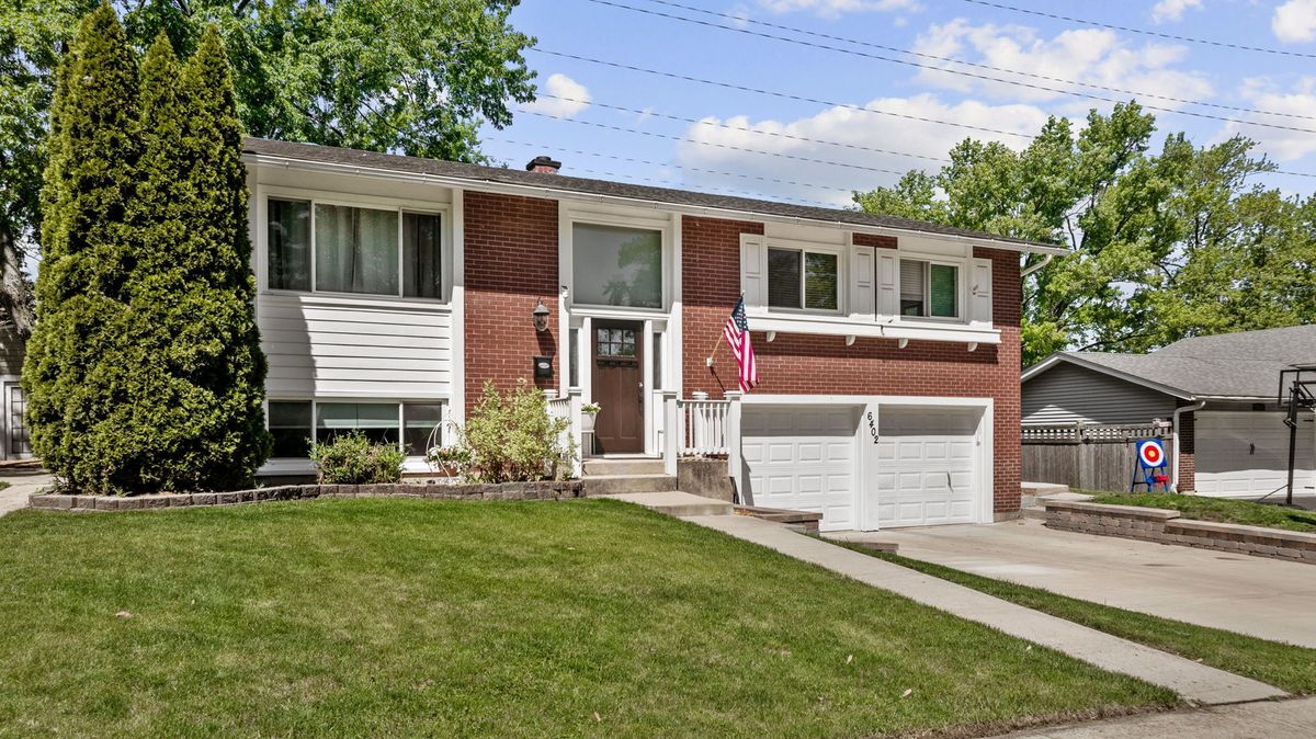 6402 Macarthur Drive, Woodridge, IL 60517
