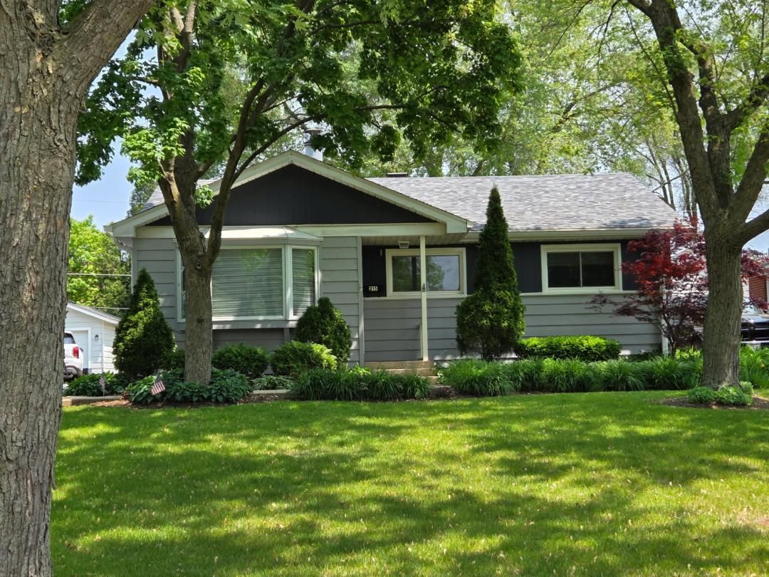 215 Brice Avenue, Mundelein, IL 60060