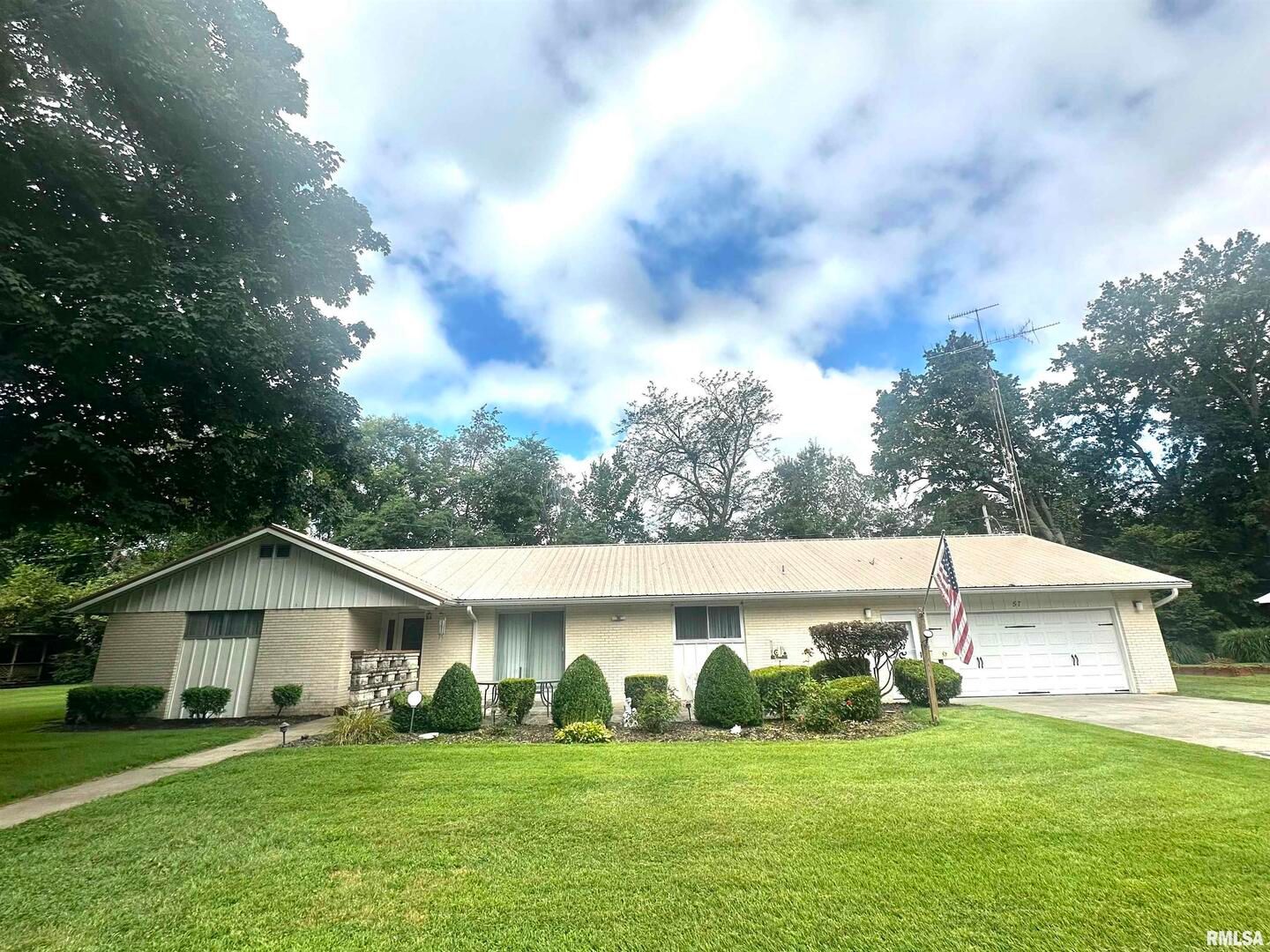 57 SHERWOOD Drive — Centralia, IL 62801