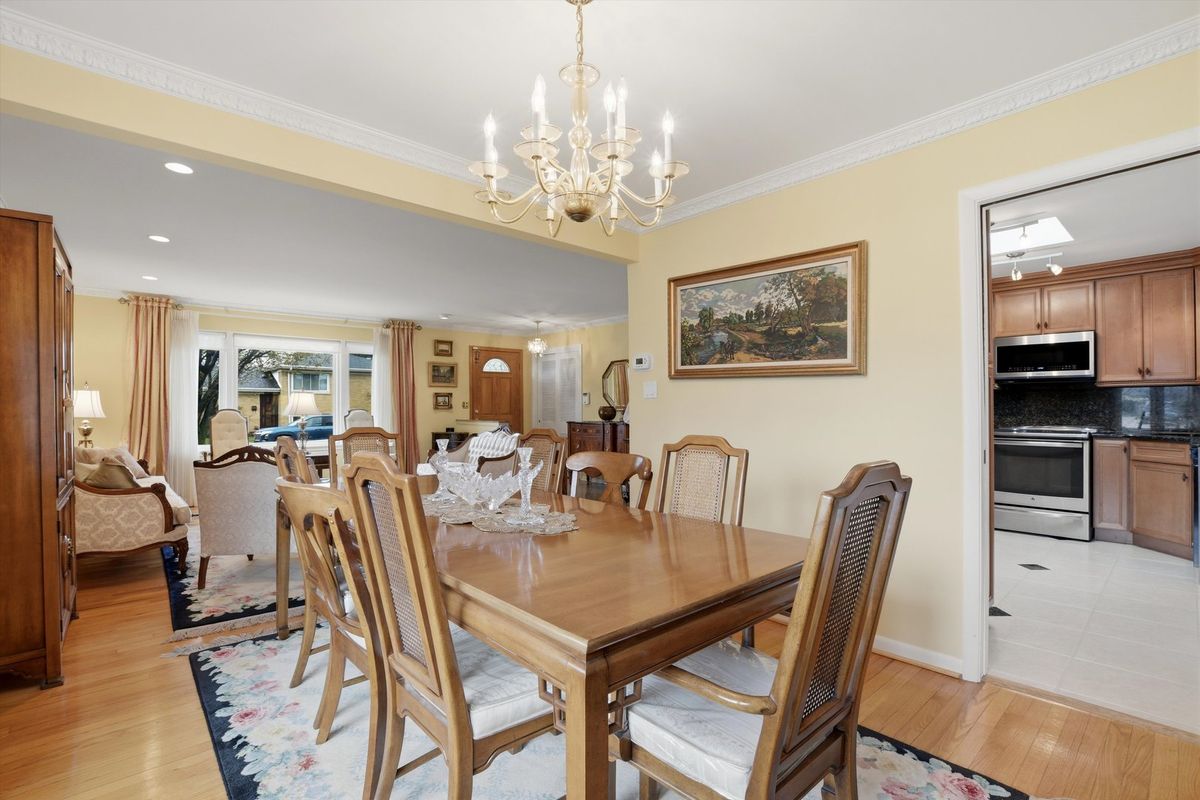 3955 W Greenleaf Avenue, Lincolnwood, IL 60712