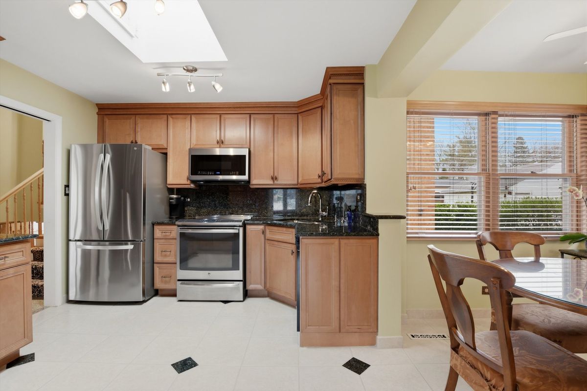 3955 W Greenleaf Avenue, Lincolnwood, IL 60712