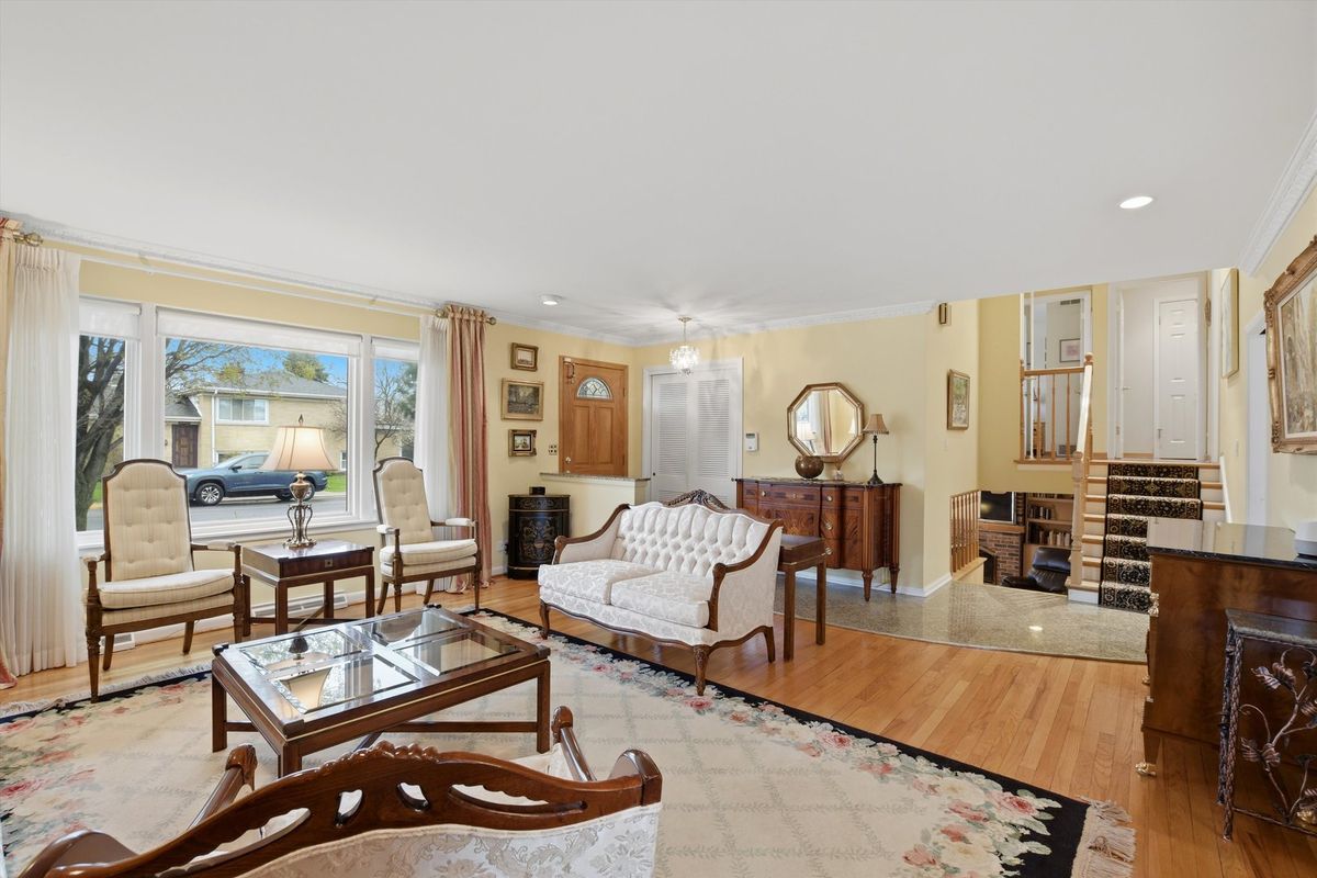 3955 W Greenleaf Avenue, Lincolnwood, IL 60712