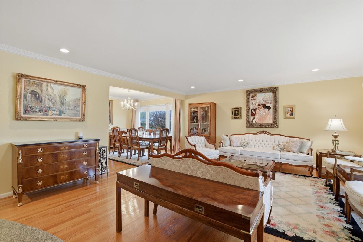 3955 W Greenleaf Avenue, Lincolnwood, IL 60712