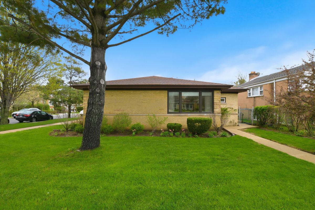 3955 W Greenleaf Avenue, Lincolnwood, IL 60712