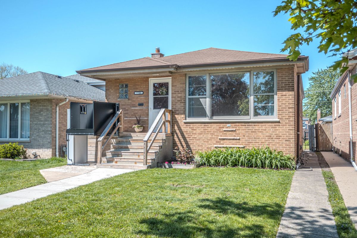 7706 Mobile Avenue, Burbank, IL 60459