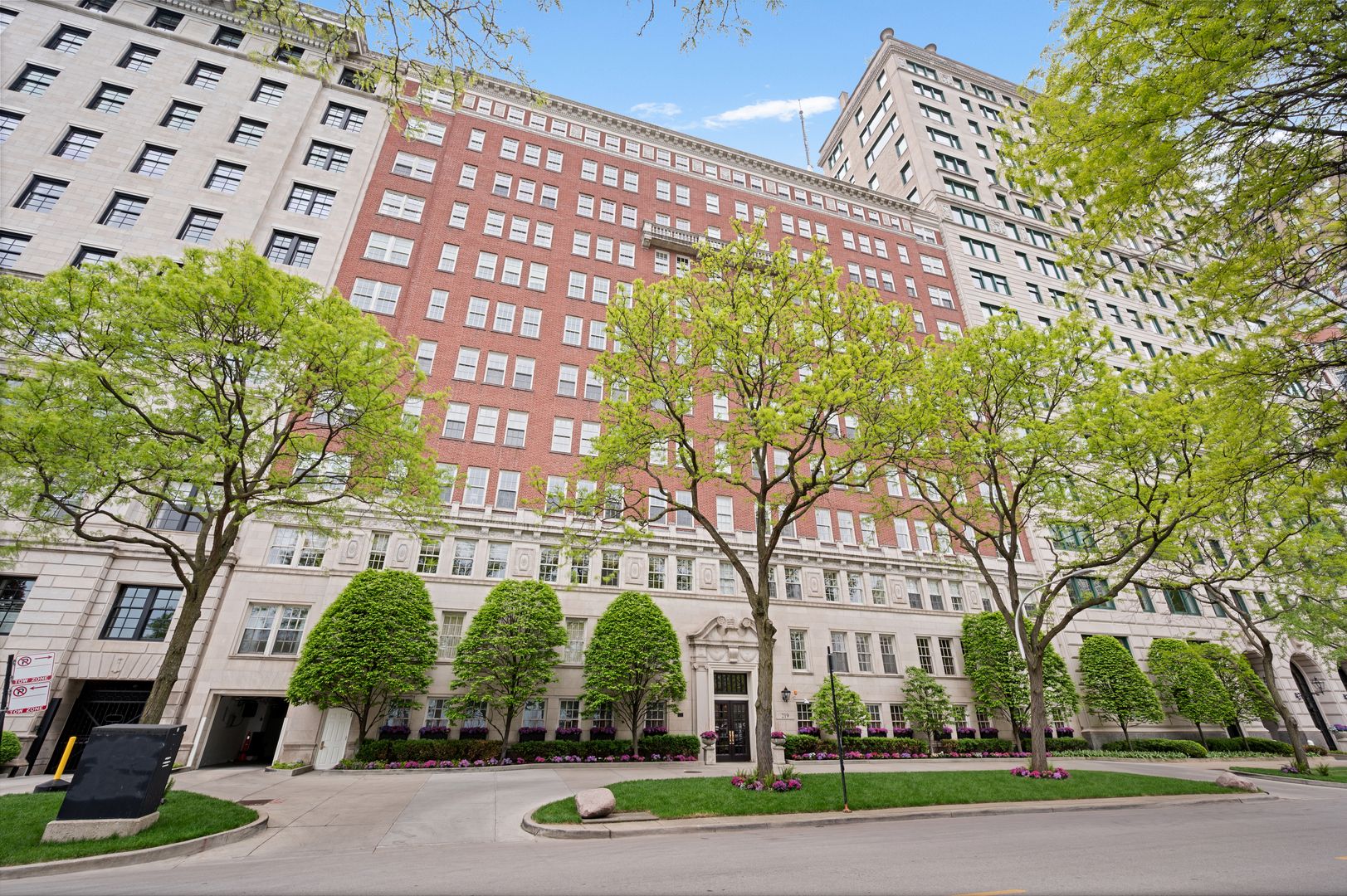 219 E Lake Shore Drive #6AB — Chicago, IL 60611