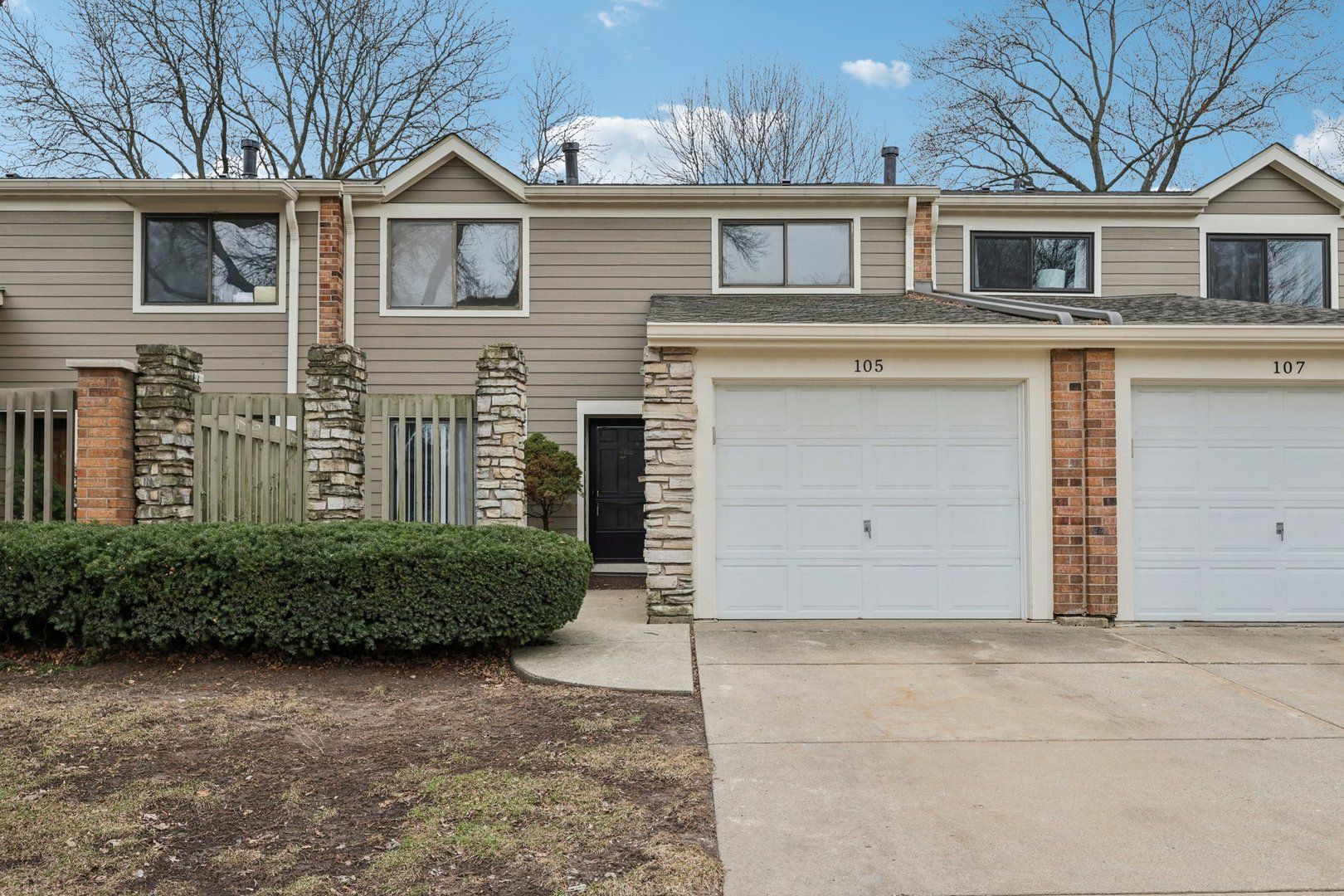 105 W Dover Drive — Mount Prospect, IL 60056
