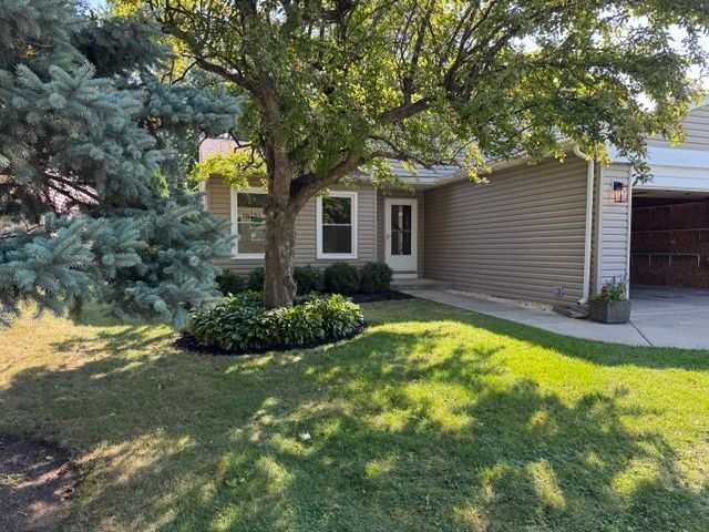 237 Lakeside Drive, Vernon Hills, IL 60061