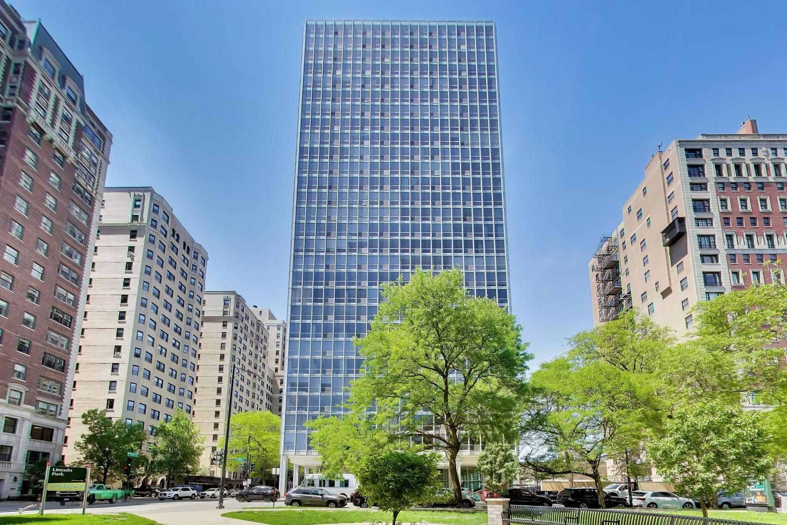 2400 N Lakeview Avenue #808 — Chicago, IL 60614