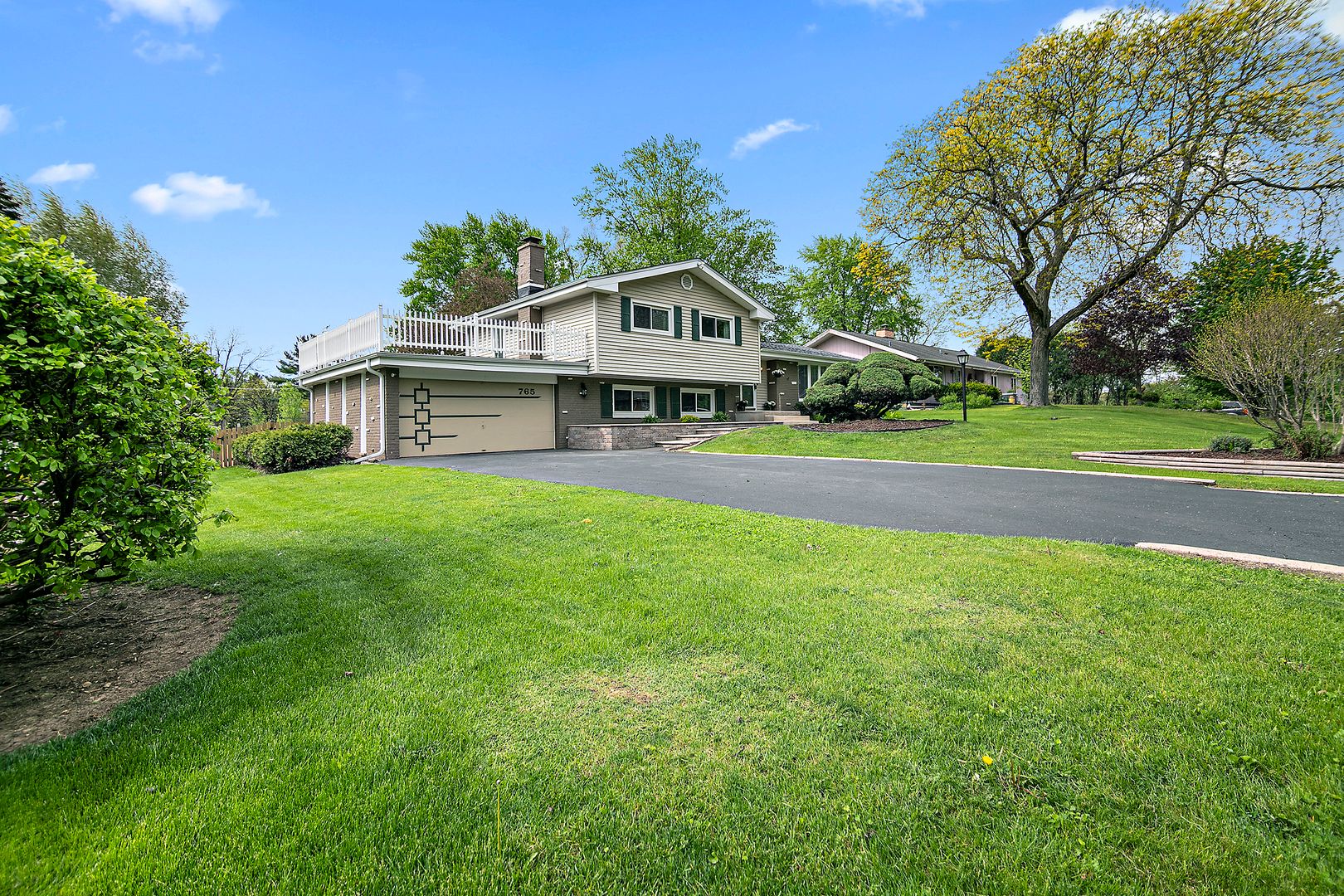 765 W Bayer Drive — Palatine, IL 60067