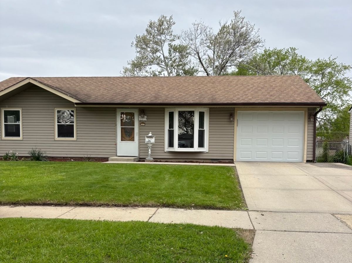 302 RIDGE Circle, Streamwood, IL 60107