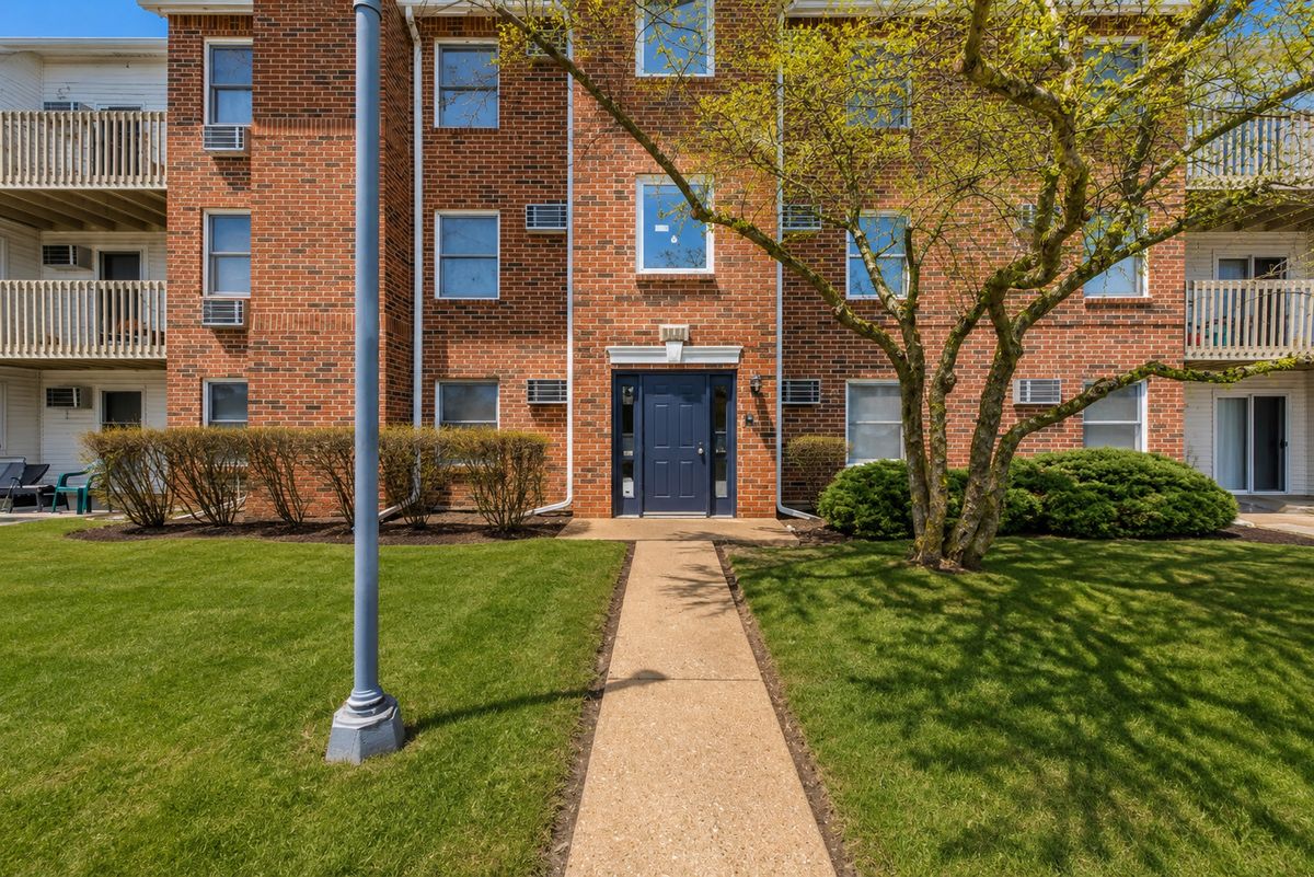 1332 Cunat Court #2B, Lake In The Hills, IL 60156
