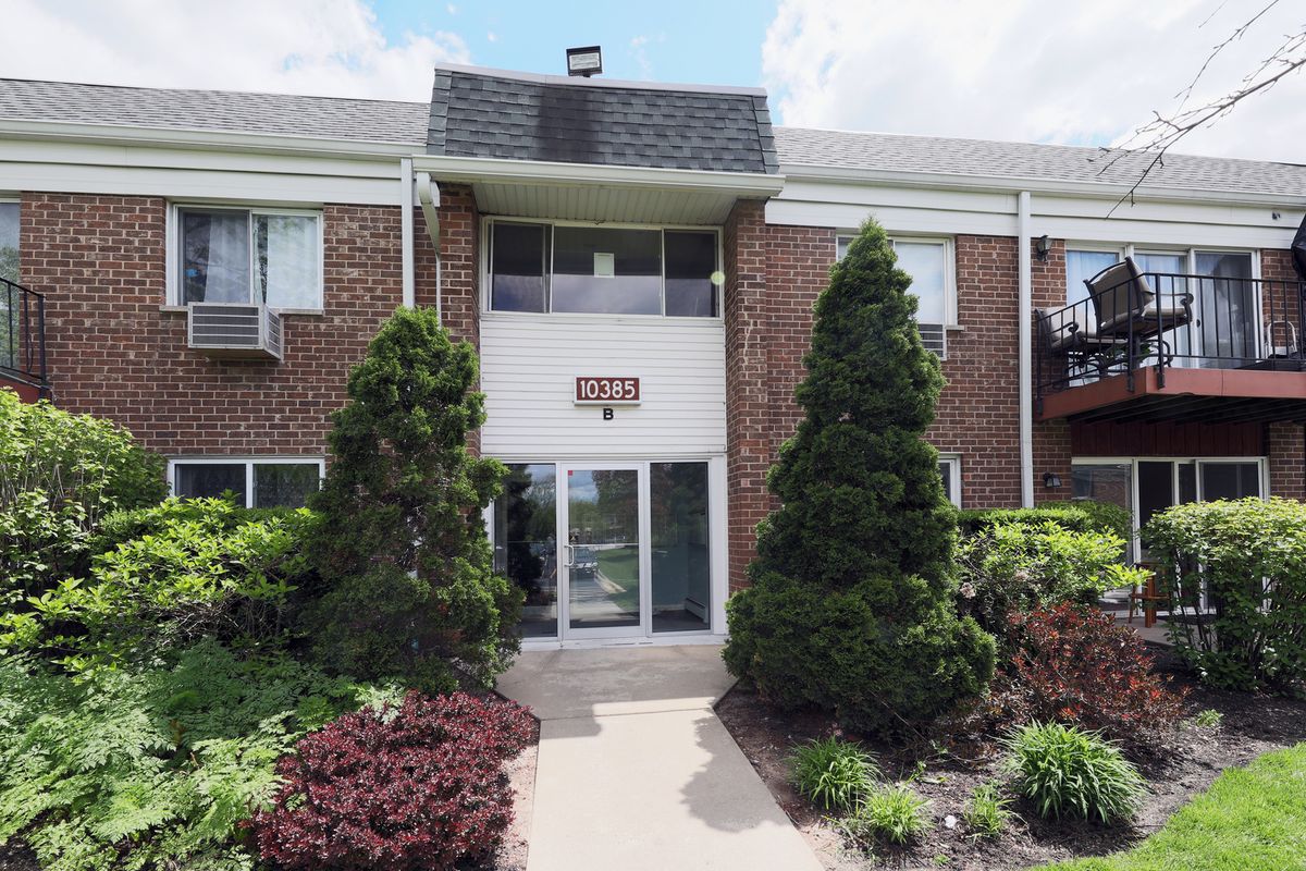 10385 Dearlove Road, Glenview, IL 60025