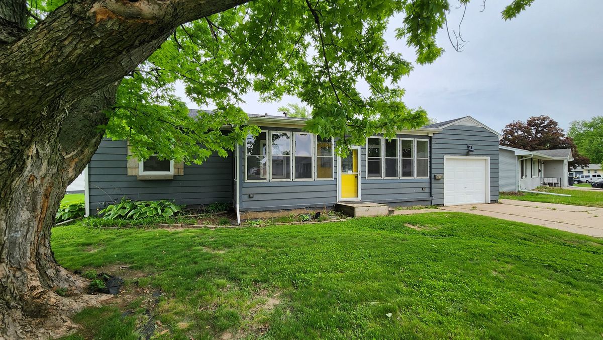 739 Highview Drive, Clinton, IA 52732