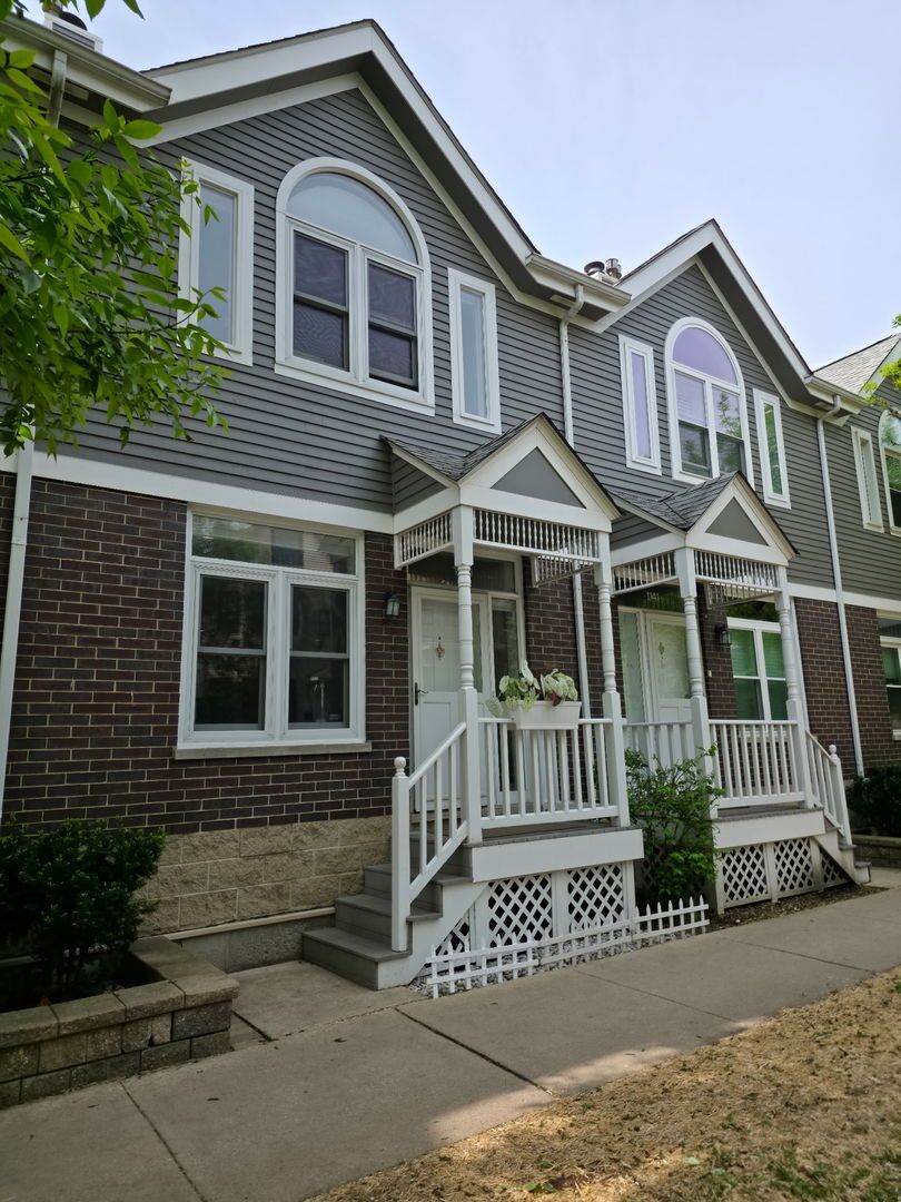 1139 Roscoe Street, Chicago, IL 60657