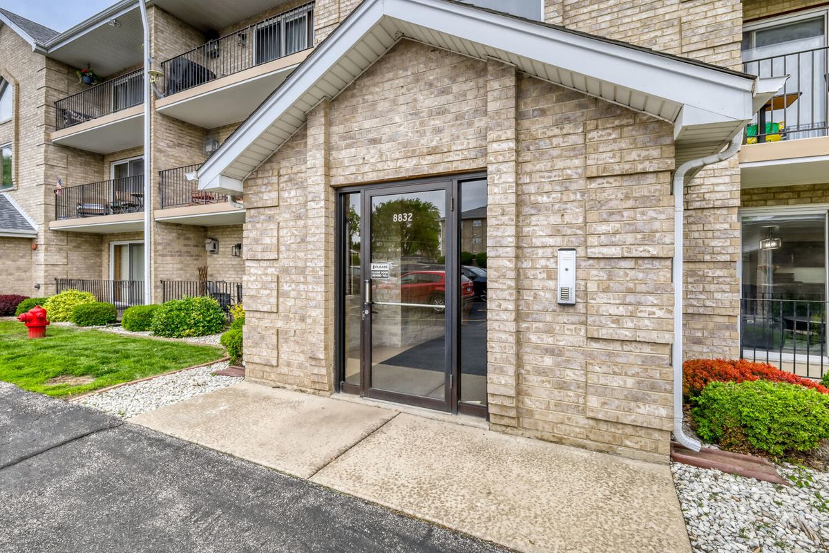 8832 Amelia Court, Justice, IL 60458