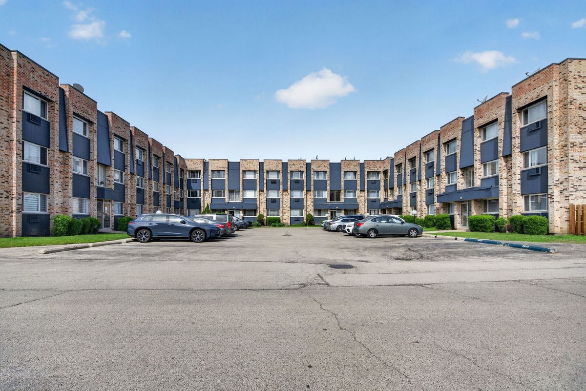 8659 Foster Avenue, Chicago, IL 60656