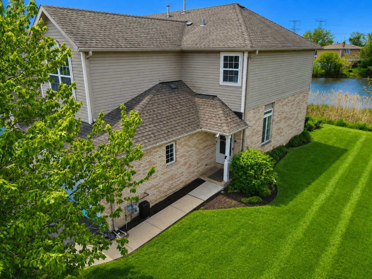 698 Western Lane, Addison, IL 60101