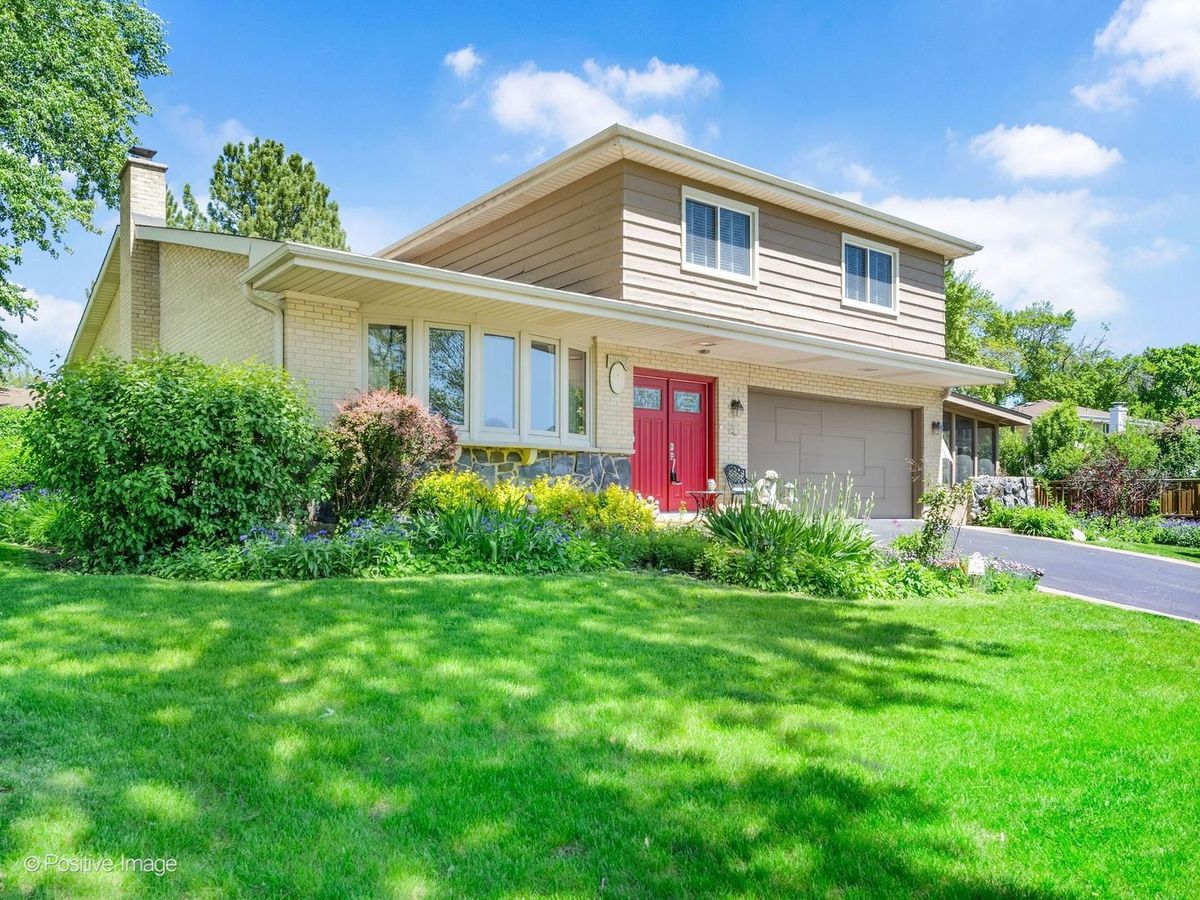 534 E Foster Avenue, Roselle, IL 60172
