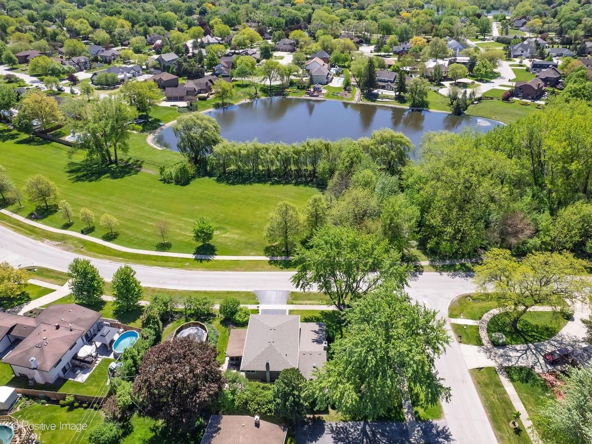 534 E Foster Avenue, Roselle, IL 60172