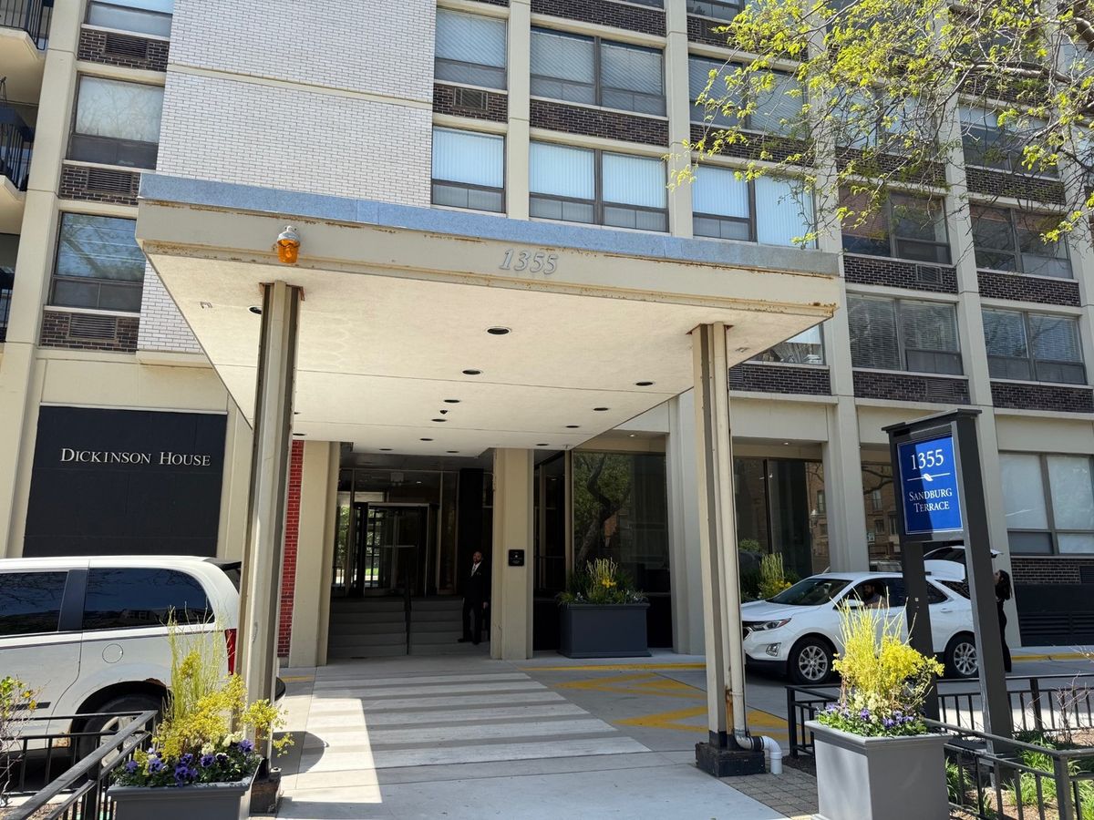 1355 Sandburg Terrace, Chicago, IL 60610