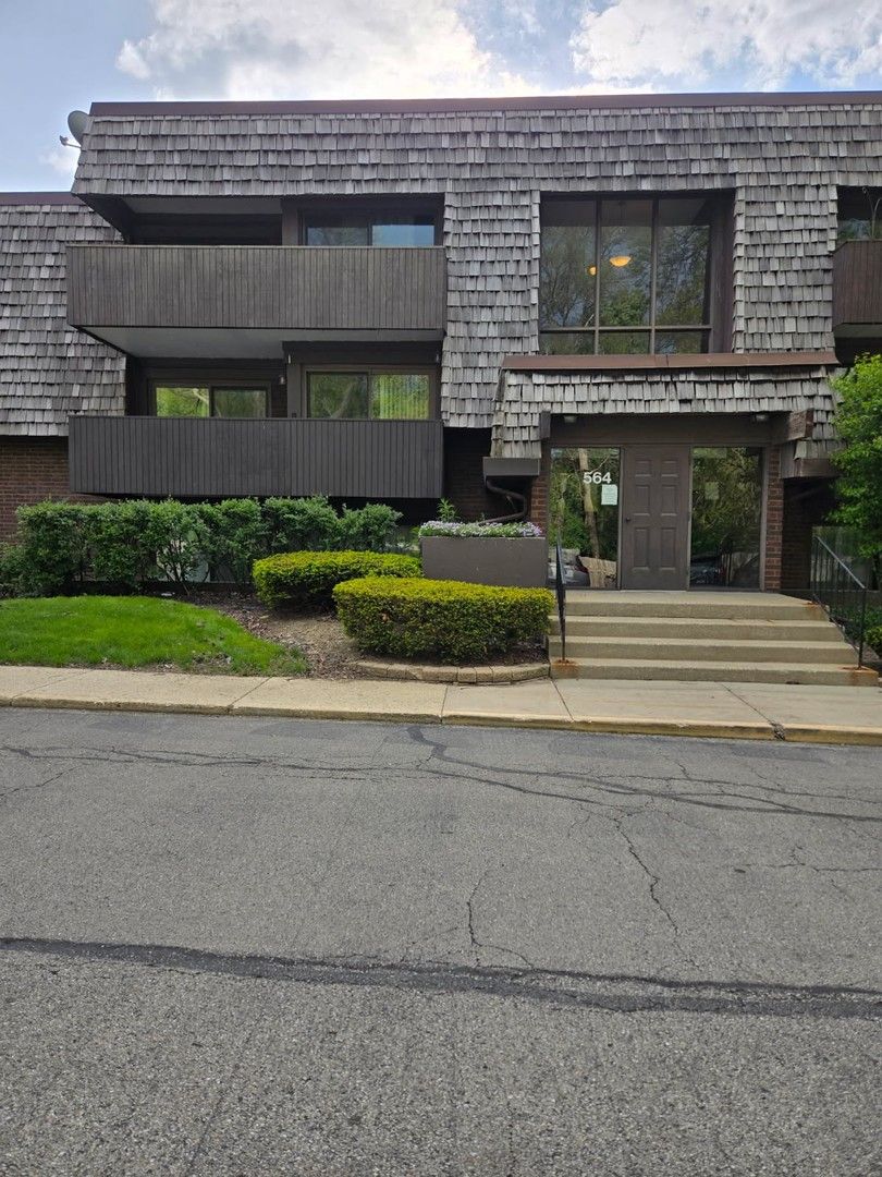 564 Timber Ridge Drive, Carol Stream, IL 60188