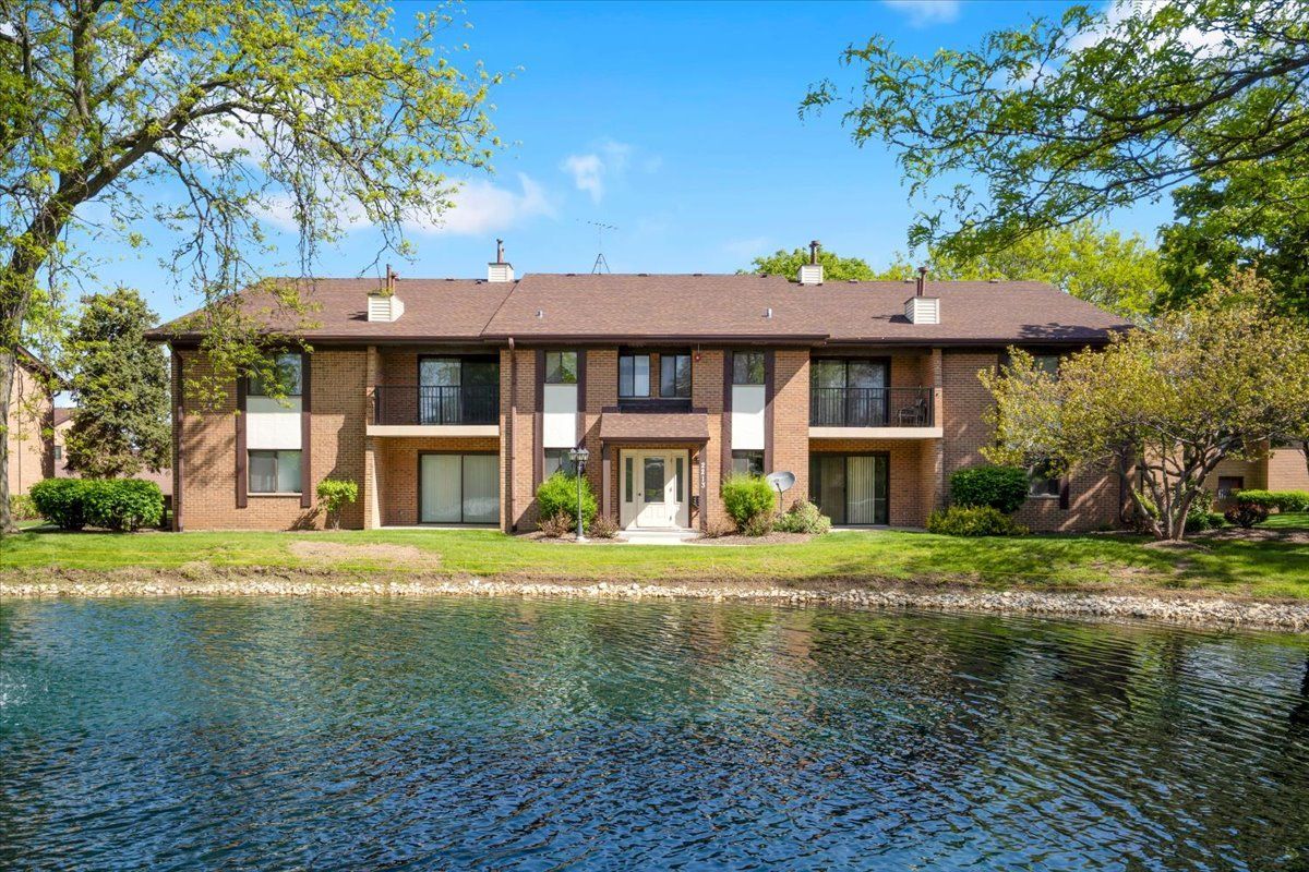 2213 Wharf Drive, Woodridge, IL 60517