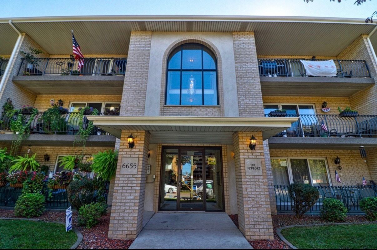 6655 W 64th Place #104 — Chicago, IL 60638