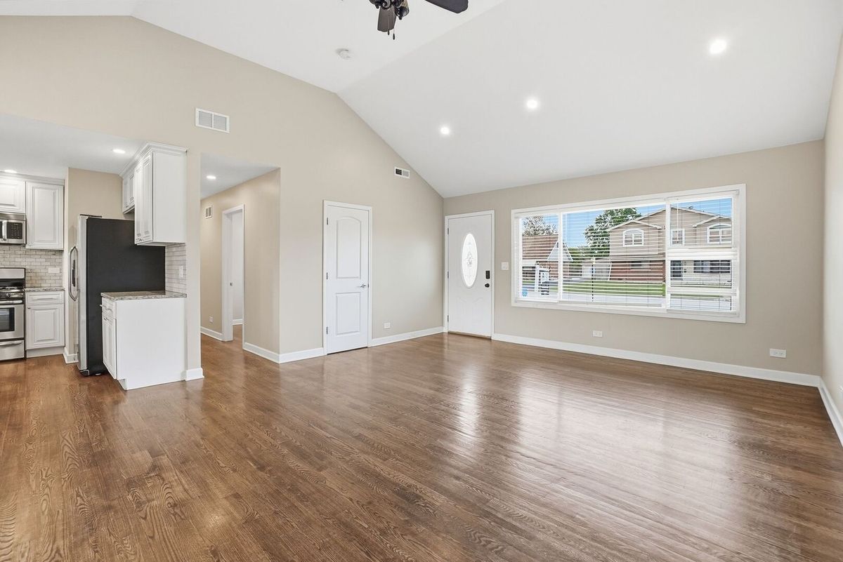 8718 Cranbrook Ln, Bridgeview, IL 60455 — photo 3