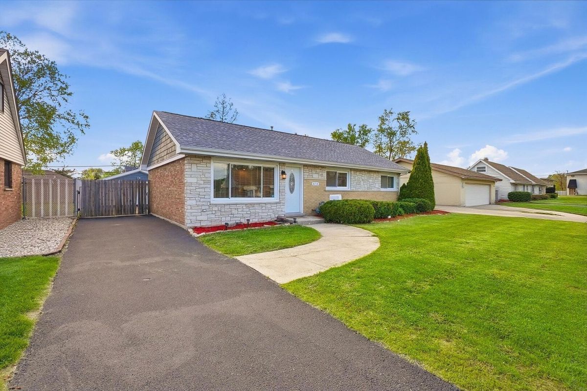 8718 Cranbrook Ln, Bridgeview, IL 60455 — photo 2