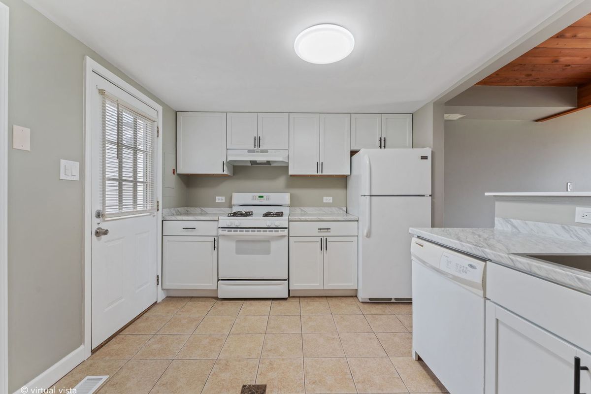 485 Meadow Green Lane, Round Lake Beach, IL 60073