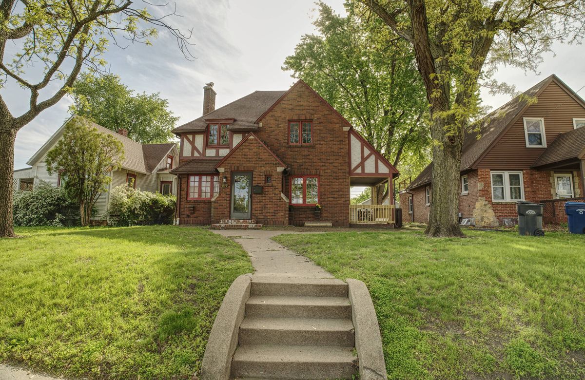 1015 2nd Street, Clinton, IA 52732