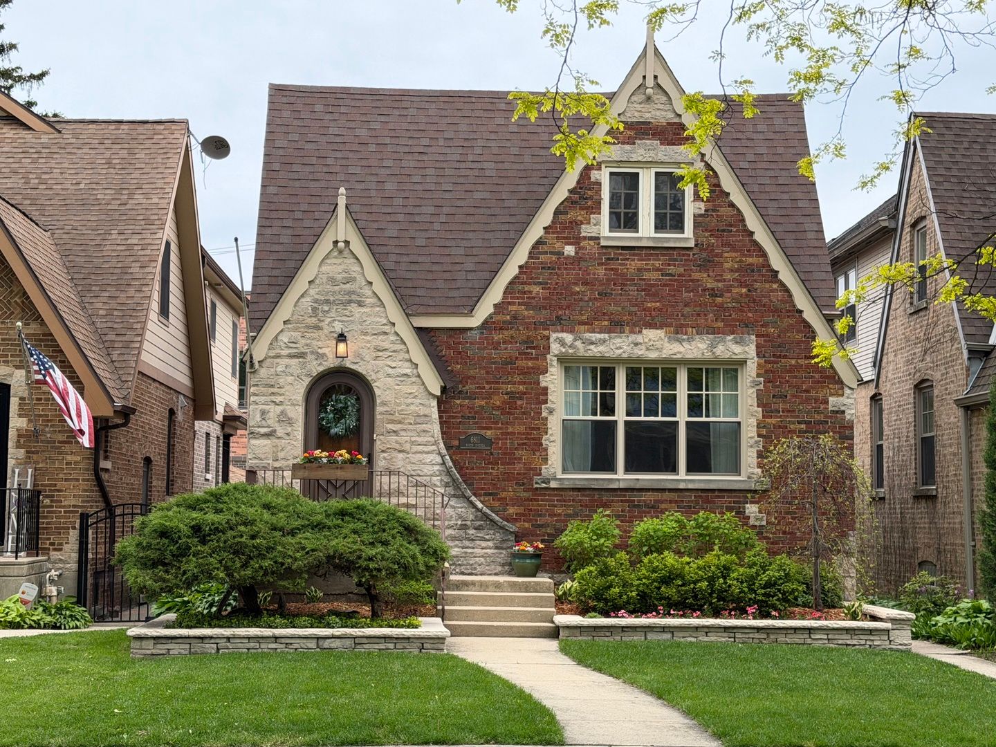6811 N Osceola Avenue — Chicago, IL 60631