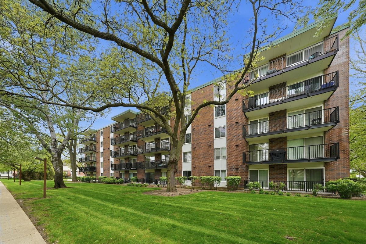 5S040 Pebblewood Lane, Naperville, IL 60563