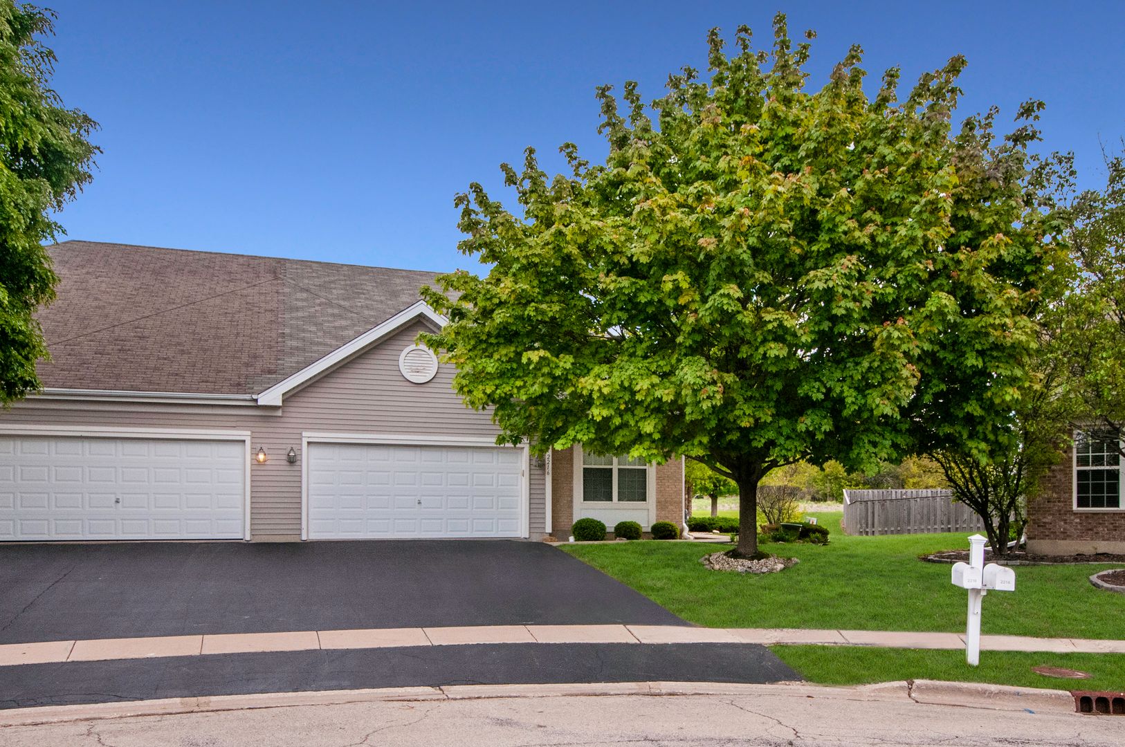 2216 Woodview Avenue — Joliet, IL 60431