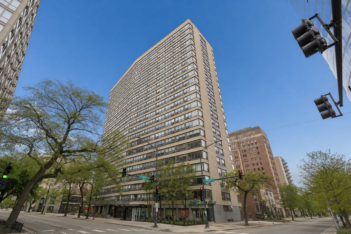2930 Sheridan Road, Chicago, IL 60657