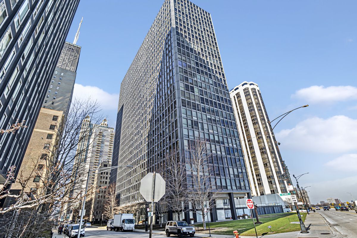 900 LAKE SHORE Drive, Chicago, IL 60611