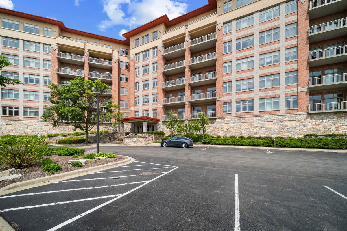 100 PRAIRIE PARK Drive, Wheeling, IL 60090
