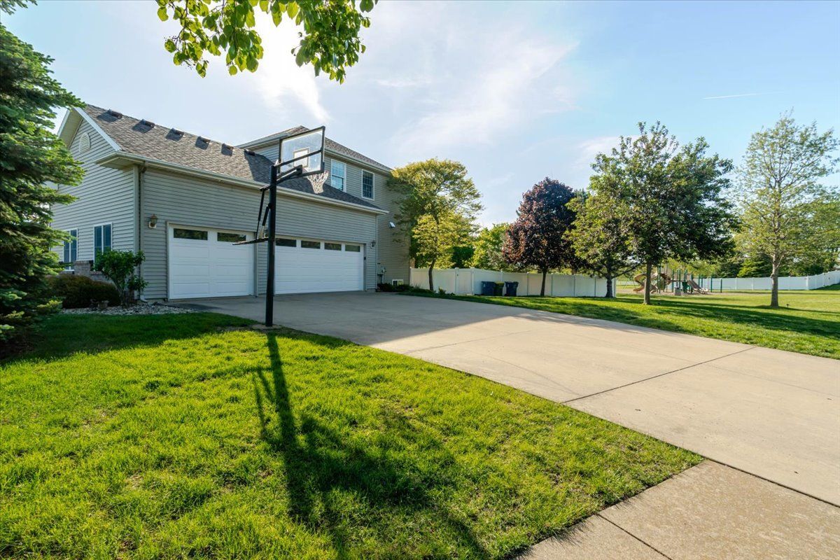 102 Meadowland Drive, Lexington, IL 61753