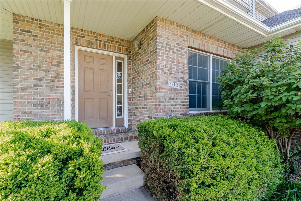 102 Meadowland Drive, Lexington, IL 61753
