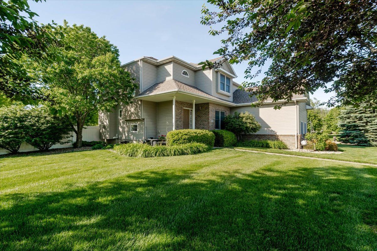 102 Meadowland Drive, Lexington, IL 61753